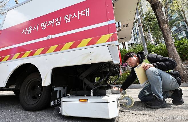 (서울=뉴스1) 김도우 기자 = 15일 서울 시내 한 도로에서 서울시 재난안전실 도로관리과 직원들이 땅꺼짐 탐사대 차량에 실린 장비를 점검하고 있다.  서울시는 최근 강동구 명일동 땅 꺼짐, 광명 신안산선 공사장 붕괴사고가 발생하면서 대규모 지하 굴착 공사장과 주변에 대해 지표투과레이더 탐사를 집중 실시해 지반침하 안전관리를 강화하는 특별대책을 추진한다고 밝혔다. 2025.4.15/뉴스1  Copyright (C) 뉴스1. All rights reserved. 무단 전재 및 재배포,  AI학습 이용 금지. /사진=(서울=뉴스1) 김도우 기자