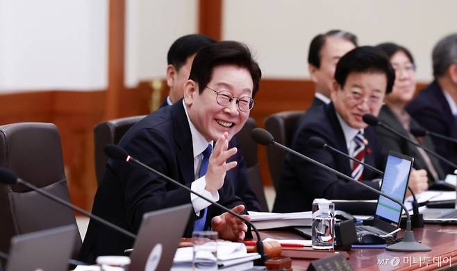 [서울=뉴시스] 최동준 기자 = 이재명 대통령이 30일 청와대에서 열린 국무회의를 주재하며 밝은 표정으로 발언하고 있다. 2025.12.30. photocdj@newsis.com /사진=최동준