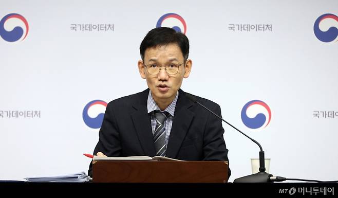 [세종=뉴시스] 강종민 기자 = 이두원 국가데이터처 경제동향통계심의관이 30일 세종시 정부세종청사에서 2025년 11월 산업활동동향을 발표하고 있다.  지난달 전산업생산은 전월 대비 0.9% 증가한 것으로 나타났다. 2025.12.30.