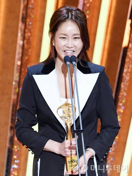 배우 신은경이 31일 오후 서울 마포구 상암동 SBS 프리즘타워에서 열린 SBS '연기대상'에서 중장편 드라마 우수 연기상을 수상한 뒤 소감을 말하고 있다. / 사진제공 = SBS
