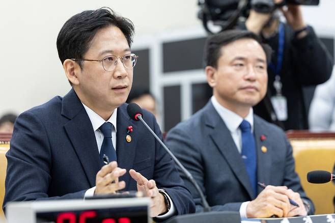 배경훈 부총리 겸 과학기술정보통신부 장관이 30일 서울 여의도 국회에서 열린 제430회국회(임시회) 쿠팡 침해사고 및 개인정보 유출, 불공정 거래, 노동환경 실태 파악과 재발방지 대책 마련을 위한 연석 청문회에 출석해 의원 질의에 답변하고 있다./사진=뉴스1