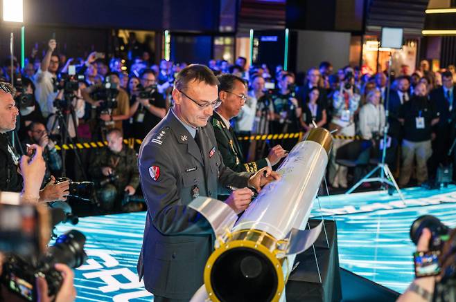 한화에어로스페이스는 유럽 방산 블록에 대응해 현지 생산, MRO 등을 확대하는 적극적인 현지화 전략을 추진하고 있다. 지난 9월 폴란드 합작법인 설립 체결식에 참석한 양국 관계자들의 모습. /사진=한화에어로스페이스