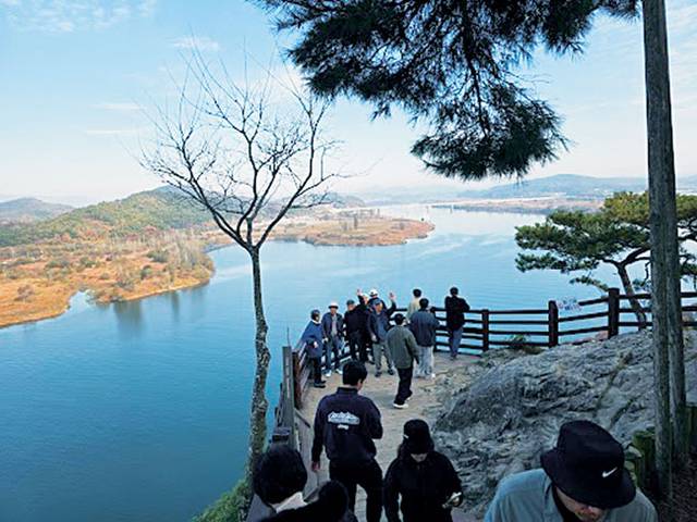 백제 고도 부여의 역사 유적을 돌아보며 그 풍경의 아름다움과 함께 자연의 소중함을 새겼다.
