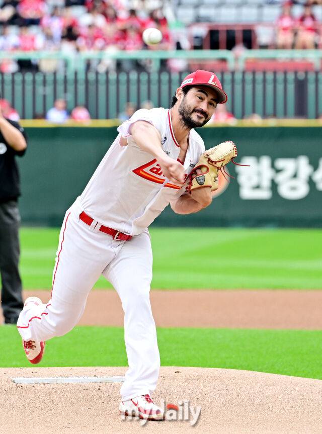 2025년 10월 9일 인천 SSG랜더스필드에서 진행된 '2025 신한 SOL뱅크 KBO리그 준플레이오프' 1차전 삼성-SSG의 경기. SSG 선발 화이트가 역투를 펼치고 있다./마이데일리