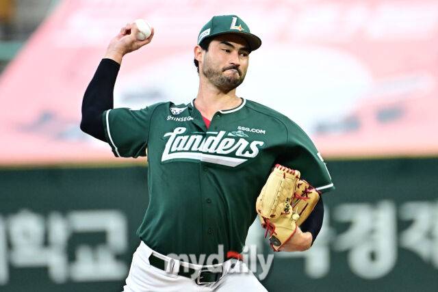 5일 인천 SSG랜더스필드에서 열린 '2025 신한 SOL BANK KBO리그' 롯데 자이언츠와 SSG 랜더스 경기. SSG 선발 화이트가 힘차게 투구하고 있다./마이데일리