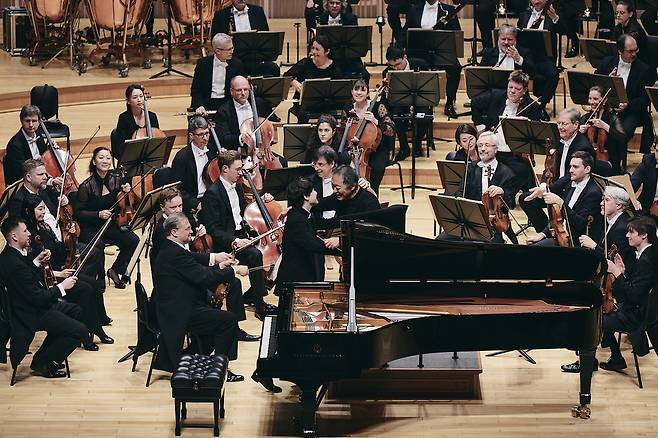 2023년 정명훈이 이끄는 드레스덴슈타츠카펠레와 피아니스트 조성진 [롯데콘서트홀 제공]