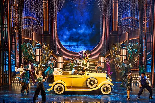 뮤지컬 ‘위대한 개츠비’ 중 ‘뉴 머니’ 무대 [오디컴퍼니 제공]