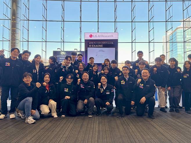 30일 서울 강남구 코엑스에서 열린 과학기술정보통신부 주관 독자 AI 파운데이션 모델 1차 발표회에 참가한 K-엑사원 컨소시엄. [LG 제공]