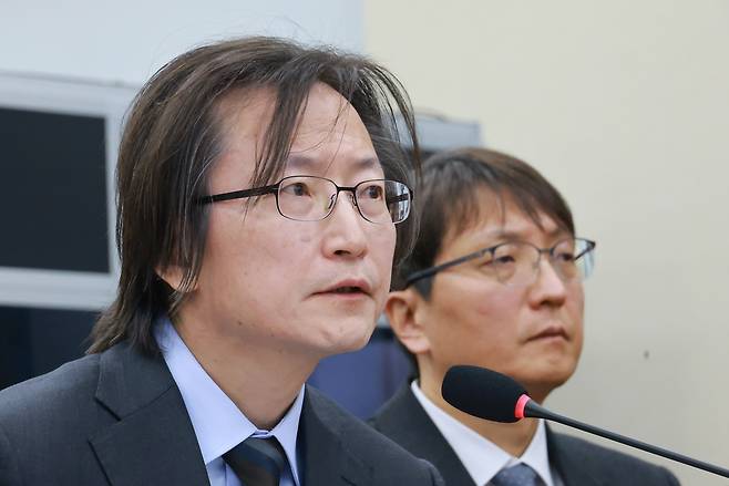 (서울=연합뉴스) 신현우 기자 = 30일 국회에서 열린 쿠팡 침해사고 및 개인정보 유출, 불공정 거래, 노동환경 실태 파악과 재발 방지 대책 마련을 위한 청문회에서 주병기 공정거래위원장이 의원 질의에 답하고 있다. 오른쪽은 박대준 전 쿠팡 대표이사. 2025.12.30 nowwego@yna.co.kr