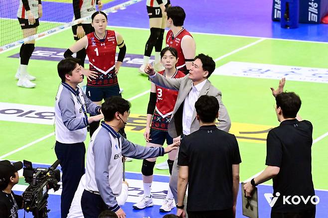 [서울=뉴시스] 여자 프로배구 현대건설의 강성형 감독이 9일 수원체육관에서 열린 진에어 2025~2026 V-리그 여자부 페퍼저축은행과의 경기에서 심판 판정에 대해 항의하고 있다. (사진=KOVO 제공) 2025.12.09. *재판매 및 DB 금지