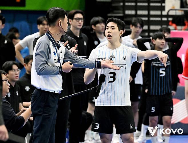 [서울=뉴시스] 남자 프로배구 현대캐피탈의 황승빈이 27일 수원체육관에서 열린 진에어 2025~2026 V-리그 남자부 한국전력과의 경기에서 심판 판정에 대해 항의하고 있다. (사진=KOVO 제공) 2025.12.27.