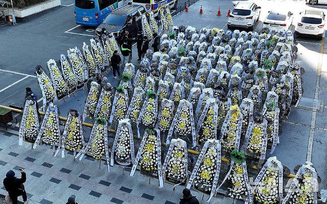 [대구=뉴시스] 이무열 기자 = 5일 대구 중구 대구시청 동인청사 주차장에 대구 프로축구단 대구FC의 정상화를 요구하는 취지의 근조화환이 놓여져 있다. 대구FC가 10년 만에 강등된 가운데 팬 서포터즈 연대 ‘그라지예’는 축구단을 둘러싼 각종 논란에 대한 쇄신을 요구하는 근조화환 시위를 벌이고 있다. 2025.12.05. lmy@newsis.com