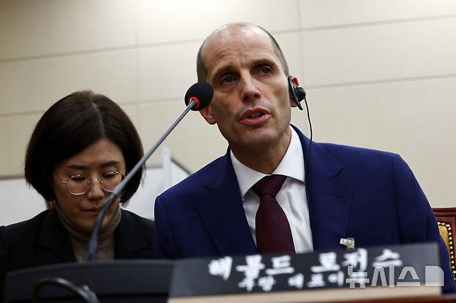 [서울=뉴시스] 김명년 기자 = 해롤드 로저스 쿠팡 대표이사가 30일 오전 서울 여의도 국회에서 열린 쿠팡 침해사고 및 개인정보 유출, 불공정 거래, 노동환경 실태 파악과 재발방지 대책 마련을 위한 연석 청문회에서 의원 질의에 답변하고 있다. 2025.12.30. kmn@newsis.com