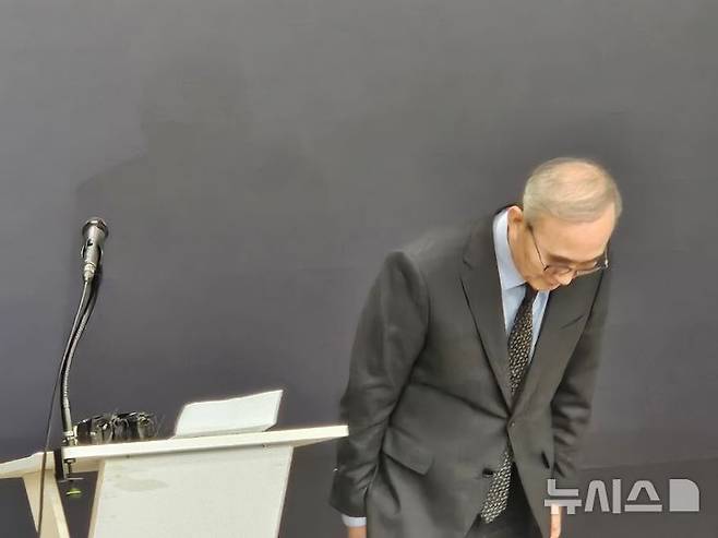 [서울=뉴시스] 박은비 기자 = 김영섭 KT 대표이사가 30일 서울 광화문 사옥에서 열린 KT 침해사고 관련 대고객 사과 및 정보보안 혁신방안 기자브리핑에서 고개 숙여 사과하고 있다. 2025.12.30. silverline@newsis.com