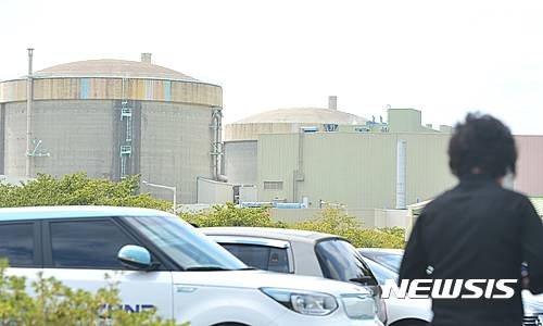 【경주=뉴시스】김동민 기자 = 13일 오전 경북 경주시 양남면 월성원전 1호기 앞을 관계자가 지나가고 있다.  한국수력원자력은 지난 12일 경주에서 발생한 진도 5이상의 2차 지진이 발생한 후 약 3시간만인 12일 오후 11시 56분께부터 원전 1,2,3,4호기의 가동을 순차적으로 수동정지했다. 2016.09.13.life@newsis.com