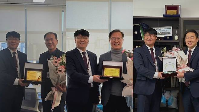 [수원=뉴시스] 베스트 간부로 선정된 성동규(사진 왼쪽부터) 인사기획담당사무관, 안준상 운영지원과장과 베스트 도의원으로 뽑힌 경기도의회 교육기획위원회 이호동 의원. (사진=직협 제공) 2025.12.30. photo@newsis.com *재판매 및 DB 금지