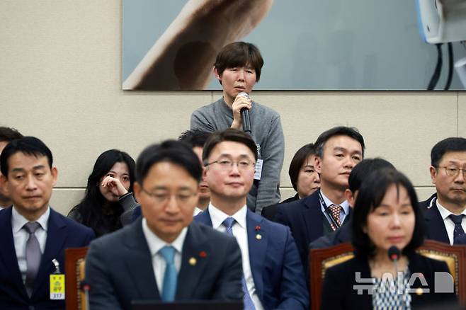 [서울=뉴시스] 고승민 기자 = 쿠팡 칠곡 물류센터에서 심야노동을 한 뒤 쓰러져 사망한 고 장덕준 씨의 어머니 박미숙 씨가 30일 서울 여의도 국회에서 열린 쿠팡 침해사고 및 개인정보 유출, 불공정 거래, 노동환경 실태 파악과 재발방지 대책 마련을 위한 청문회에서 호소하고 있다. 2025.12.30. kkssmm99@newsis.com