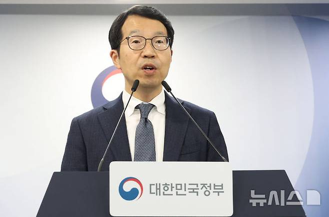 [서울=뉴시스] 추상철 기자 = 김태현 의료인력수급추계위원회 위원장이 30일 오후 서울 종로구 정부서울청사에서 '제12차 의사인력수급추계위원회 회의결과 발표' 브리핑을 하고 있다. 2025.12.30. scchoo@newsis.com