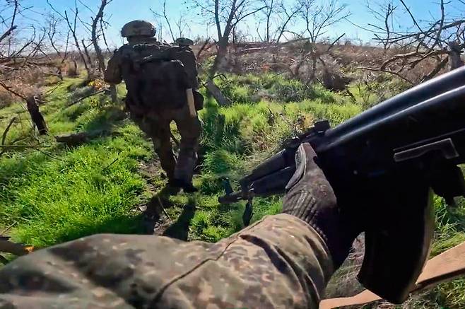 [훌랴이폴레=AP/뉴시스] 지난 17일(현지 시간) 러시아 국방부 공보실이 제공한 영상에 러시아 군인들이 우크라이나 자포리자주 훌랴이폴레 일대에서 우크라이나군 진지를 향해 전진하고 있다. BBC 러시아어판은 러시아군 누적 전사자가 최대 35만 명으로 추정된다고 30일 보도했다. 2025.12.30.