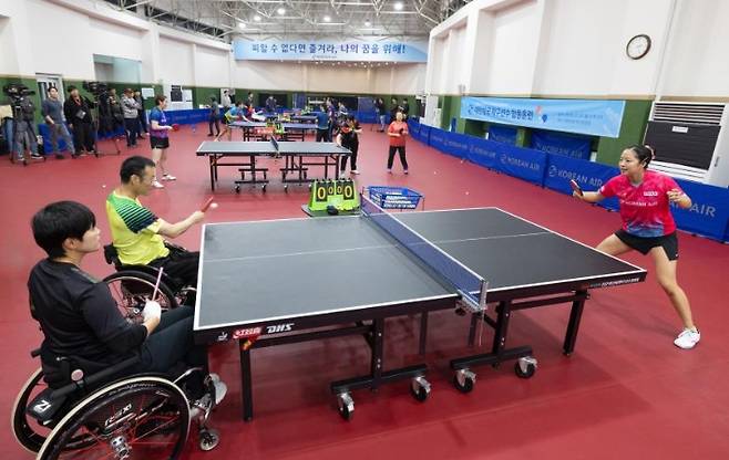 신유빈(오른쪽)이 29일 오후 인천 서구 대한항공 탁구단 훈련장에서 장애인 선수들과 훈련하는 모습. 대한항공 탁구단