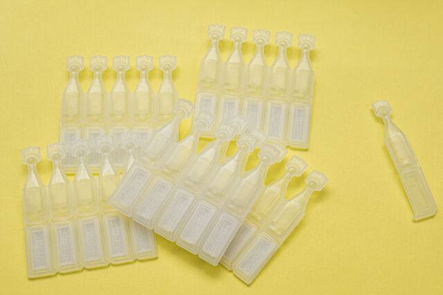 인공눈물은 거꾸로 들고 일정량을 버린 뒤 사용하는 것이 권고된다. 사진은 기사의 특정 사실과 관련 없음. 클립아트코리아