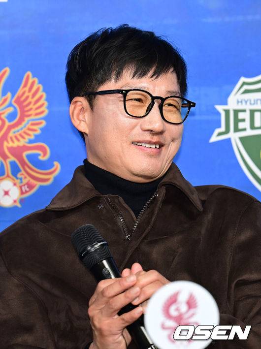 [OSEN=김성락 기자] 5일 오전 서울 종로구 대한축구협회 축구회관에서 2024-25 ACL 참가 K리그 4개팀 미디어데이 행사가 열렸다. K리그에서 광주 FC, 전북 현대, 울산 HD, 포항 스틸러스가 참가한다. 광주 이정효 감독이 미소짓고 있다. 2025.02.05 / ksl0919@osen.co.kr