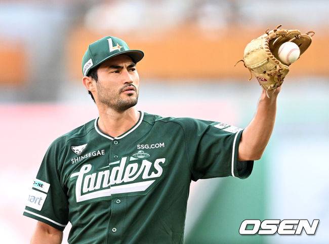 [OSEN=인천, 이대선 기자] 15일 오후 인천 SSG랜더스필드에서 2025 신한 SOL Bank KBO리그 SSG 랜더스와 LG 트윈스의 경기가 열렸다.SSG는 화이트, LG는 치리노스를 선발 투수로 내세웠다.1회초 무사에서 SSG 화이트가 투구를 준비하고 있다. 2025.08.15 /sunday@osen.co.kr