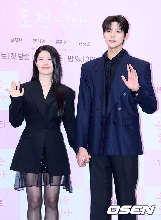 [OSEN=이대선 기자] 30일 오후 서울 마포구 스탠포드 호텔 서울에서 KBS 2TV 새 토일 미니시리즈 ‘은애하는 도적님아’ 제작발표회가 열렸다.어쩌다 천하제일 도적이 된 여인과 그녀를 쫓던 대군, 두 남녀의 영혼이 바뀌면서 서로를 구원하고 종국엔 백성을 지켜내는 위험하고 위대한 로맨스를 담은 KBS 2TV 새 토일 미니시리즈 ‘은애하는 도적님아’는 오는 2026년 1월 3일(토) 밤 9시 20분에 첫 방송된다.배우 남지현, 문상민이 포토타임을 가지고 있다. 2025.12.30 /sunday@osen.co.kr