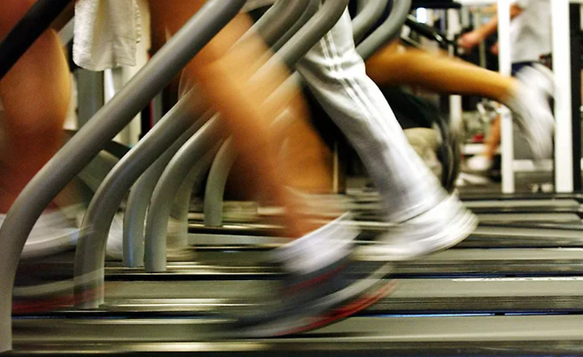 운동은 선택의 문제가 아닌 건강을 지키기 위한 최소한의 ‘생존 전략’이라는 경고가 한국 사회를 향하고 있다. 게티이미지