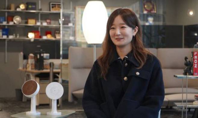 한수연 유니유니 대표가 지난 24일 경기 성남 분당구 판교 유니유니 본사에서 ‘CES 2026’ 혁신상을 받은 비식별 데이터 기반 인공지능 솔루션 ‘쌔비’(Savvy)를 소개하고 있다. 유니유니 제공