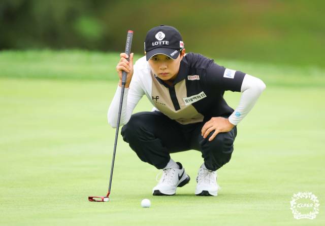 그린 경사를 읽고 있는 김효주. 사진 제공=KLPGA