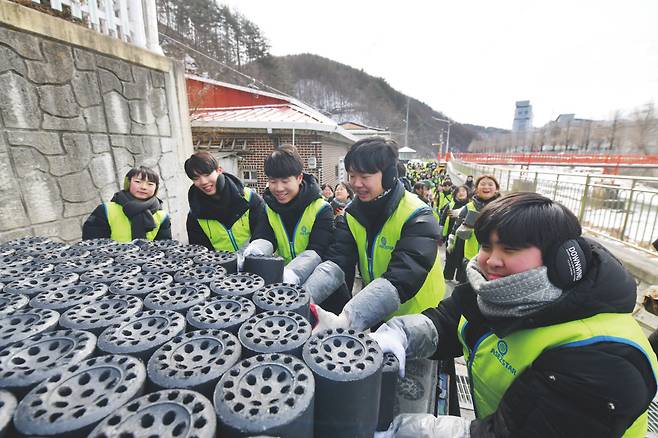 하나님의 교회 학생봉사단 ASEZ STAR 회원들이 2025년 2월 강원도 태백시에서 사랑의 연탄 배달 봉사활동을 하고 있다. 하나님의 교회