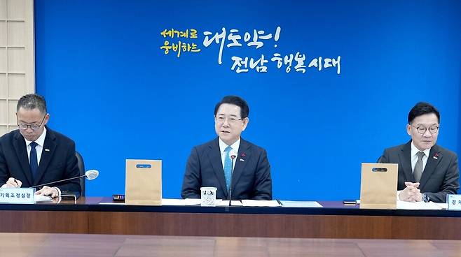 김영록 전남도지사가 30일 도청 서재필실에서 실국장 정책회의를 주재하고 도정 현안에 대해 논의하고 있다. 김 지사는 이 자리에서 "광주·전남 행정 통합을 위해 추진기획단을 만들어 준비하겠다"고 밝혔다. ⓒ전남도 제공