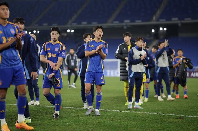 2025시즌 K리그 구단 중 가장 많은 연봉을 지출한 팀은 울산 HD다. 선수단 연봉 지급에 206억 4858만 4천 원을 썼다. 10월 부리람과 ACLE 홈경기를 마친 뒤 관중에게 인사하는 울산 선수들. 사진제공｜한국프로축구연맹