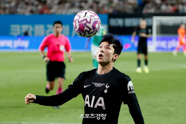 토트넘 양민혁이 지난 8월 3일 서울월드컵경기장에서 열린 뉴캐슬 유나이티드와의 쿠팡플레이 친선경기에서 돌파하고 있다. 문재원 기자