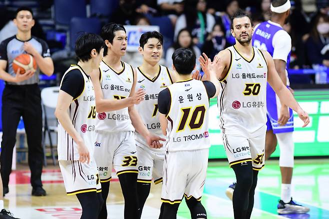 창원 LG 선수들이 지난 26일 부산 KCC와의 경기에서 이긴 후 기뻐하고 있다. KBL 제공