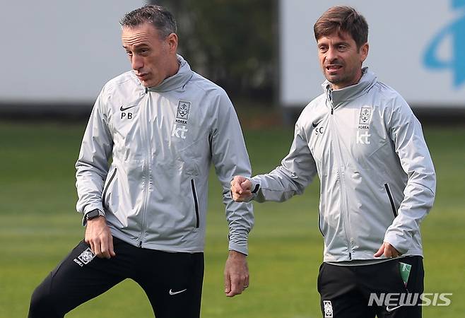 한국 축구대표팀 시절의 파울루 벤투(왼쪽)와 세르지우 코스타. /사진=뉴시스