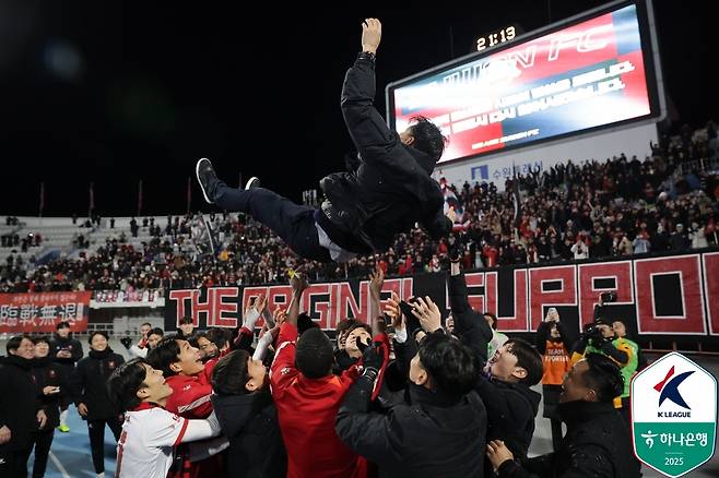 부천FC 이영민 감독이 선수들의 K리그1 승격 확정 이후 선수단으로부터 헹가래를 받고 있다. /사진=한국프로축구연맹 제공