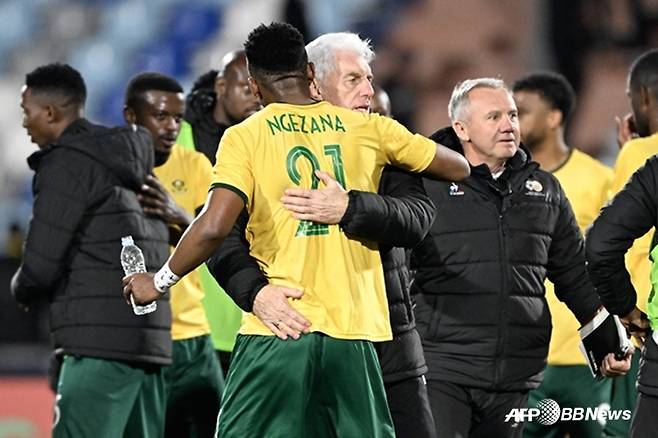 경기 후 선수를 안아주는 휴고 브로스 감독의 모습. /AFPBBNews=뉴스1