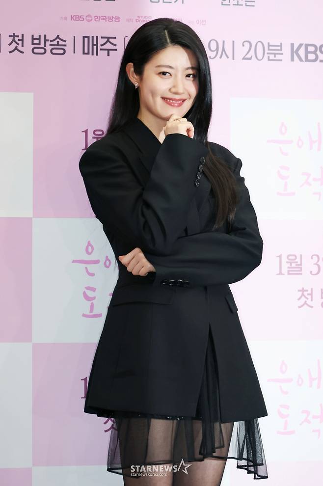 배우 남지현이 30일 오후 서울 마포구 상암동 스탠포드호텔에서 진행된 KBS 2TV 토일드라마 '은애하는 도적님아' 제작발표회에 참석해 포즈를 취하고 있다.  어쩌다 천하제일 도적이 된 여인과 그녀를 쫓던 조선의 대군, 두 남녀의 영혼이 바뀌면서 서로를 구원하고 종국엔 백성을 지켜내는 위험하고 위대한 로맨스 '은애하는 도적님아'는 2026년 1월 3일 첫 방송된다. /2025.12.30 /사진=이동훈 photoguy@