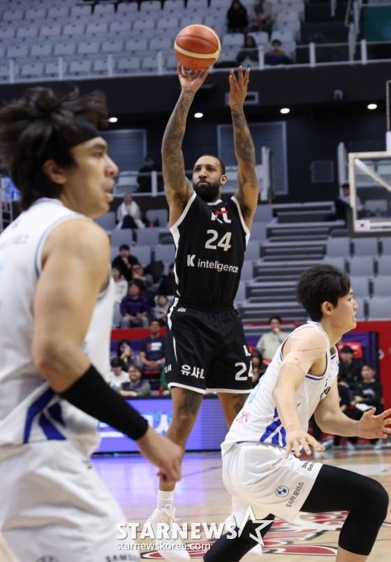 데릭 윌리엄스(가운데)가 30일 오후 7시 수원KT 소닉붐 아레나에서 열린 2025~2026시즌 LG전자 프로농구 정규리그 경기에서 3점슛을 시도하고 있다. /사진=김진경 대기자
