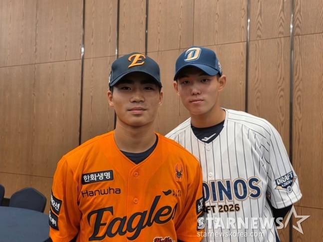 유신고 신재인(오른쪽)과 오재원이 지난 9월 17일 2026년 KBO 신인드래프트에서 나란히 전체 2, 3번 지명을 받고 스타뉴스의 인터뷰에 응했다. /사진=김동윤 기자