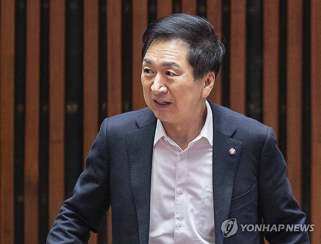 의원총회 입장하는 국민의힘 김기현 의원 (서울=연합뉴스) 황광모 기자 = 국민의힘 김기현 의원이 22일 국회에서 열린 의원 총회에 입장하고 있다.
     김 의원은 이날 김건희 특검에 명품 가방 전달 관련 피의자로 소환됐다. 2025.12.22 hkmpooh@yna.co.kr