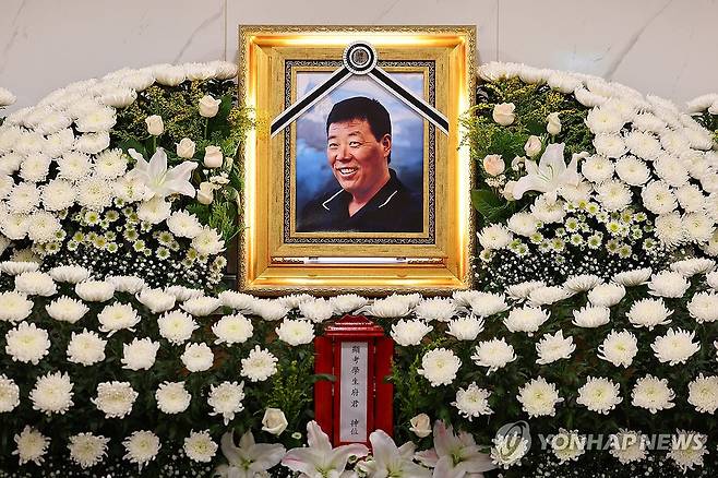 '7대륙 최고봉 등정·3극점 도달' 허영호 대장, 담도암으로 별세 (서울=연합뉴스) 서대연 기자 = 세계 최초로 7대륙 최고봉을 등정하고 3극점(북극·남극·에베레스트)에 도달했던 산악인 허영호 대장이 담도암 투병 끝에 지난 29일 영면했다. 향년 71세.
    사진은 30일 서울 성동구 한양대학교병원 장례식장에 마련된 고인의 빈소. 2025.7.30 dwise@yna.co.kr