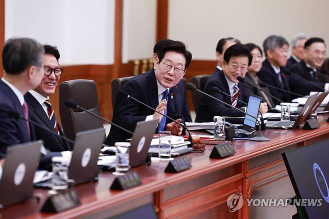 이재명 대통령, 국무회의 주재 (서울=연합뉴스) 한상균 기자 = 이재명 대통령이 30일 청와대에서 국무회의를 주재하고 있다. 2025.12.30 [청와대통신사진기자단] xyz@yna.co.kr