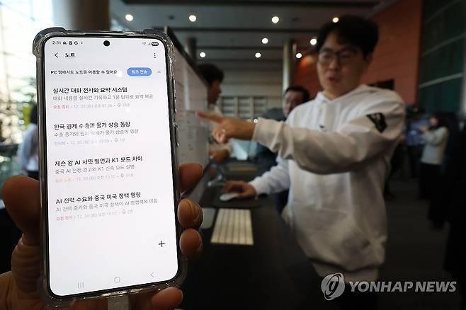 SK텔레콤 부스 (서울=연합뉴스) 강민지 기자 = 30일  서울 강남구 코엑스에서 열린 '독자 AI 파운데이션 모델' 프로젝트 1차 발표회에서 참석자들이 SK텔레콤 부스를 체험하고 있다. 2025.12.30 mjkang@yna.co.kr