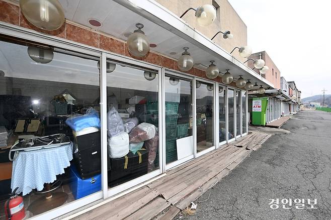 “우리가 여기 살면서 본 게 있는데…” 수퍼마켓 주인 최모씨는 결국 일터를 잃었다. 사진은 파주 용주골 성매매 집결지 전경. /경인일보DB