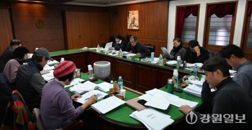 ◇2026 신춘 문예 심사위원들이 16일 강원일보사에서 접수작들을 읽고 있다. 신세희기자