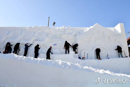 2025년 마지막 날인 31일, 화천산천어축제장에서 축제 개막 열흘을 앞두고 거대한 눈조각 작품 조성이 한창 진행되고 있다. 2026 얼음나라 화천산천어축제는 새해 1월 10일부터 2월1일까지 23일 간 열린다.
