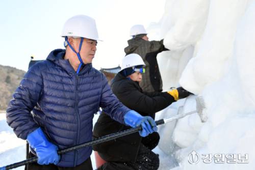 2025년 마지막 날인 31일, 화천산천어축제장에서 축제 개막 열흘을 앞두고 거대한 눈조각 작품 조성이 한창 진행되고 있다. 2026 얼음나라 화천산천어축제는 새해 1월 10일부터 2월1일까지 23일 간 열린다.